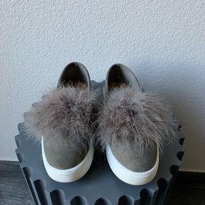 $29🔥Grey sneakers with fur size 8US